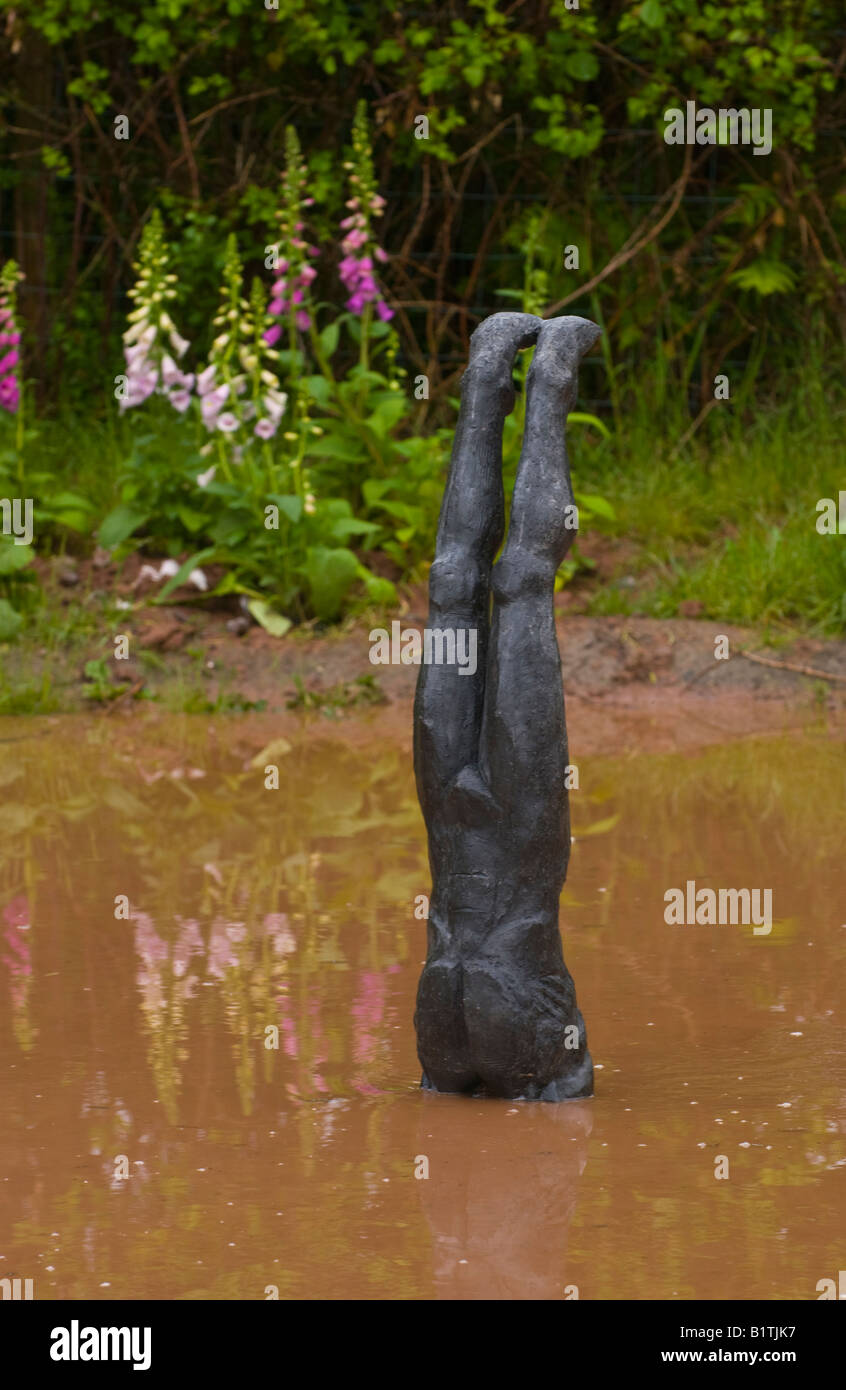 Escultura en el estanque en The Guardian Hay Festival 2008 heno en Wye Gales Powys UK EU Foto de stock