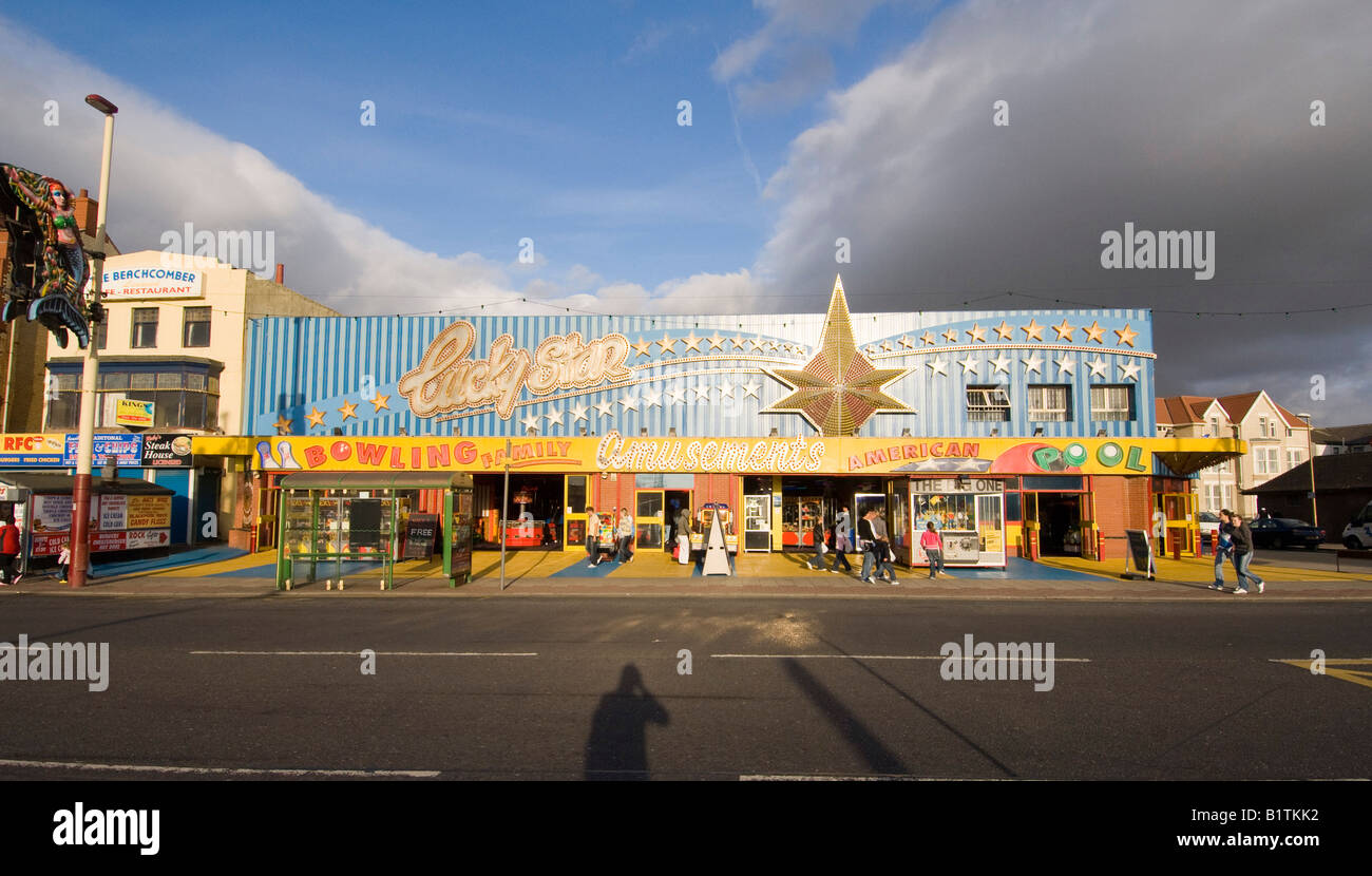 Lucky Star bowling y diversión arcade en Blackpool's Golden Mile