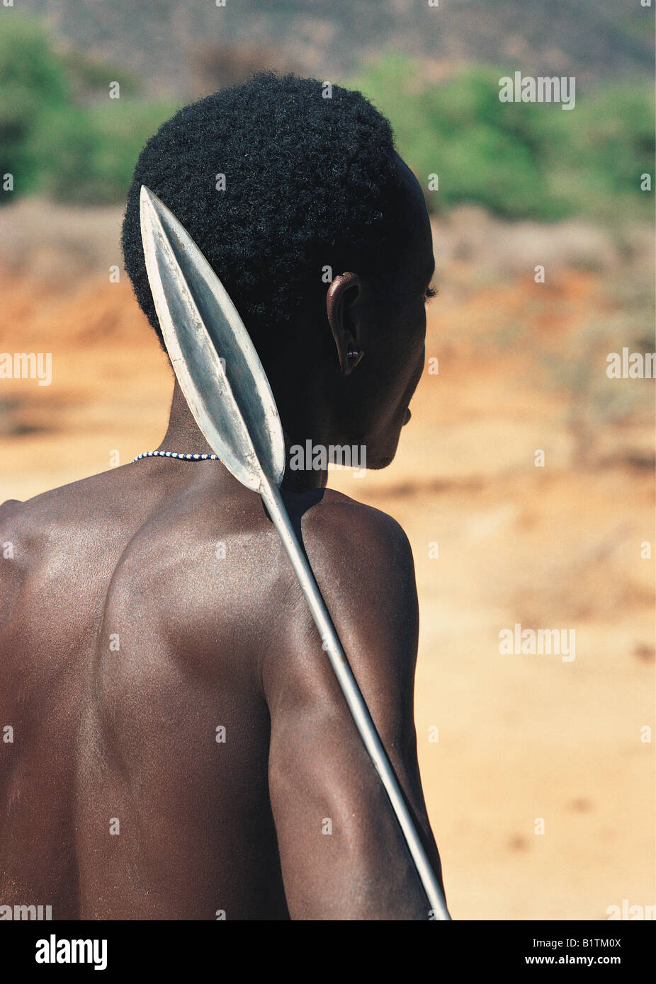 Hombre con lanza Ngurunit Samburu en el norte de Kenia África Oriental Foto de stock