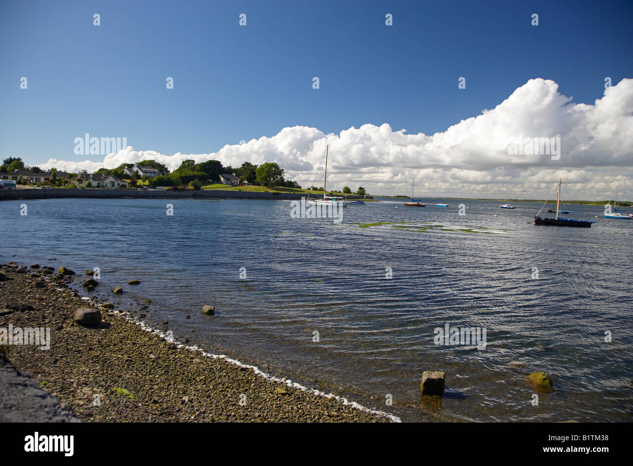 Kinvara Bay, en el Condado de Galway, Irlanda Foto de stock