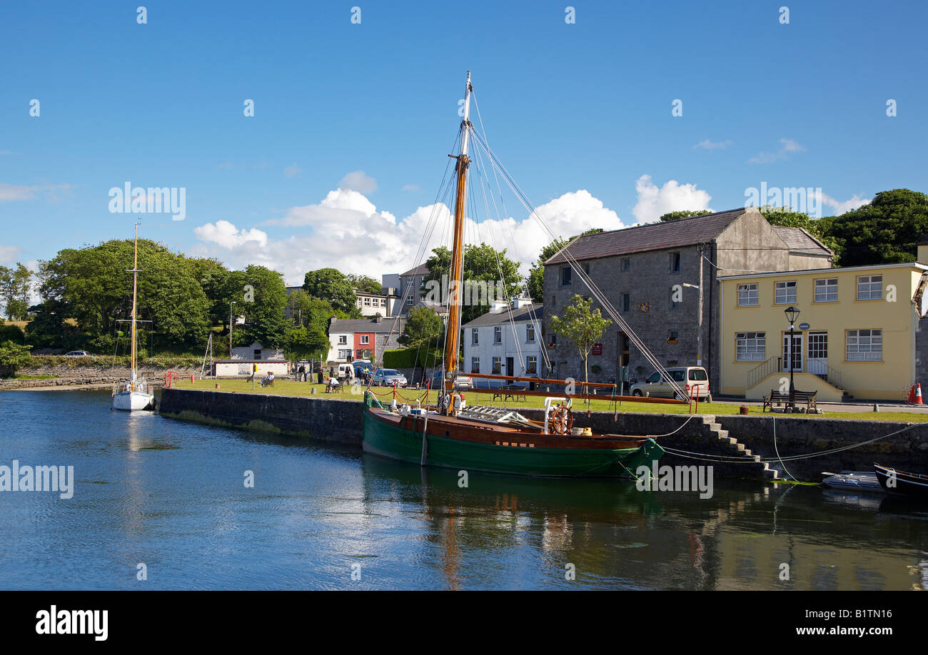 "Mala Mor ' un velero de Galway Hooker, en Kinvara Harbor, Condado de Galway, Irlanda Foto de stock