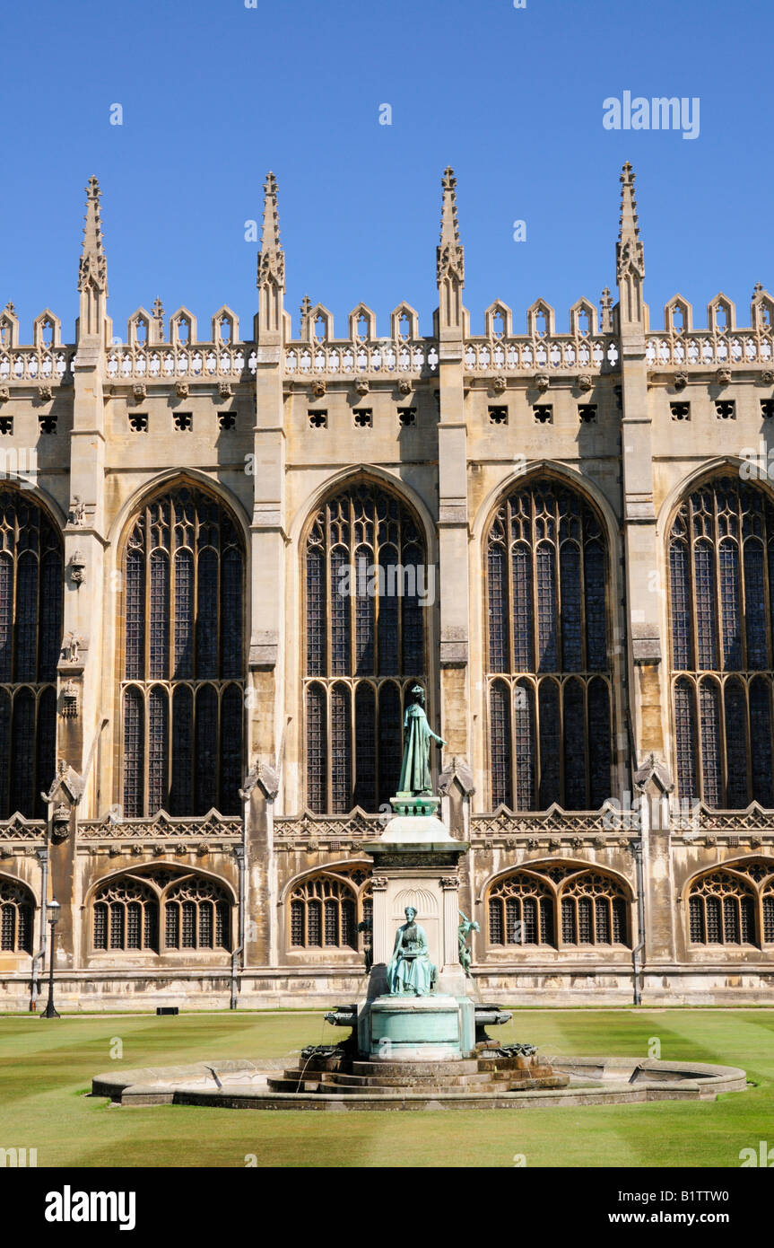 Estatua de Henri IV y la Capilla de King's College en Cambridge, Inglaterra Foto de stock