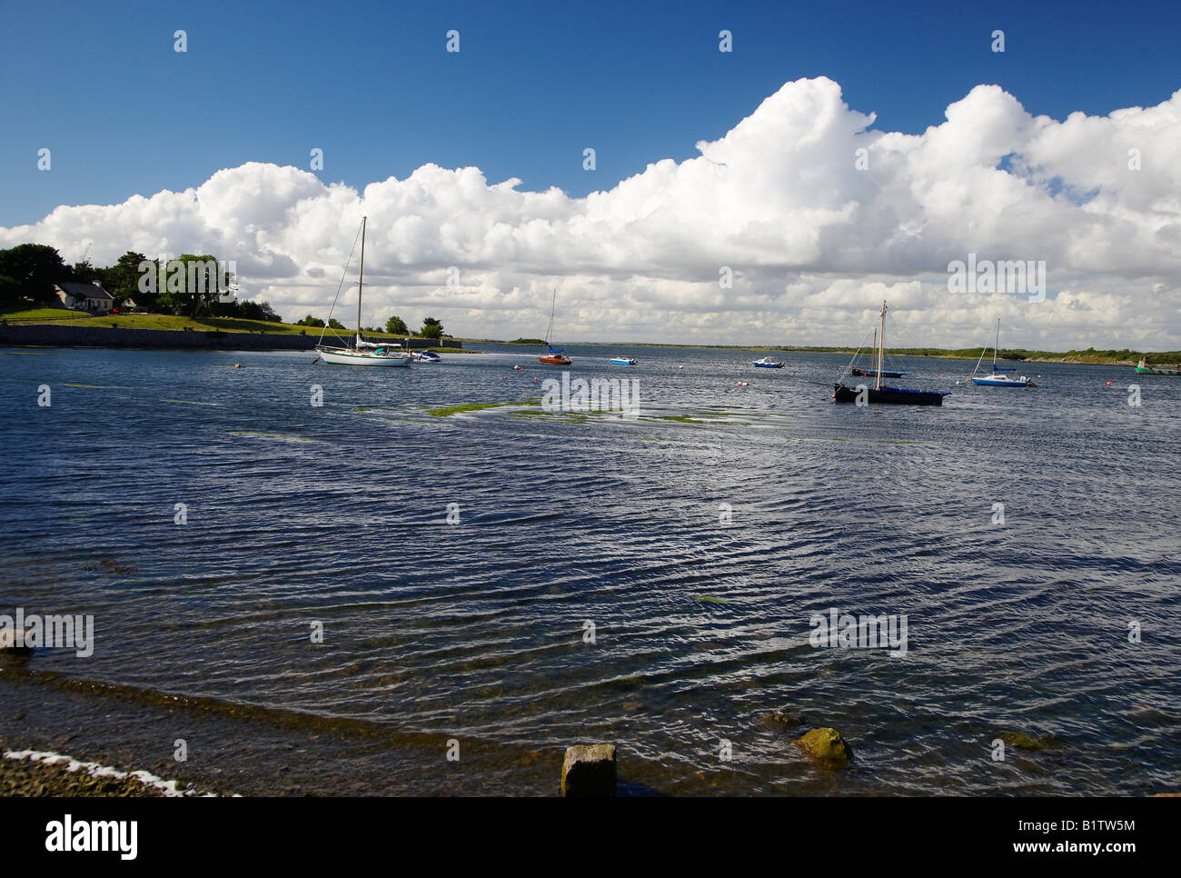 Kinvara Bay, en el Condado de Galway, Irlanda Foto de stock