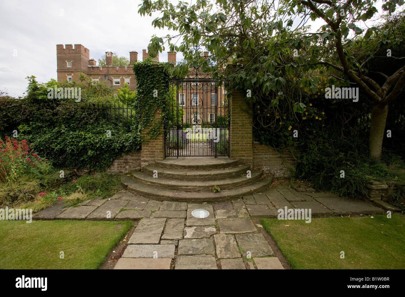 15 catedral centuary Inglaterra clásico inglés marcos Eton garden gate school Foto de stock