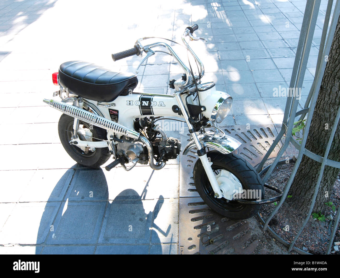 Honda Dax 50cc mini motocicleta que tiene un cierto estatus de culto  Fotografía de stock - Alamy