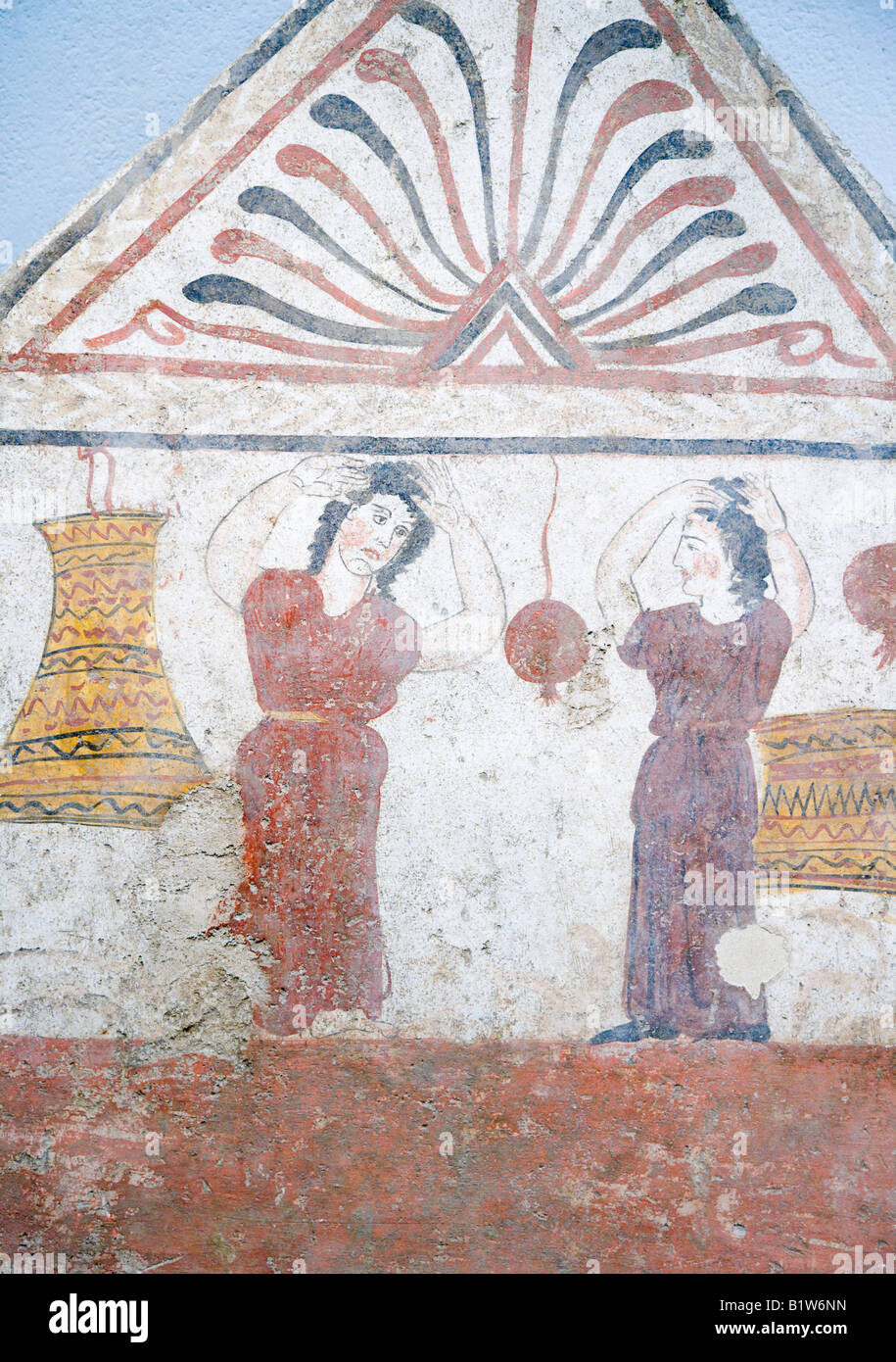 La mujer llorando y jalarse el cabello fresco griego Paestum Campania Italia Foto de stock