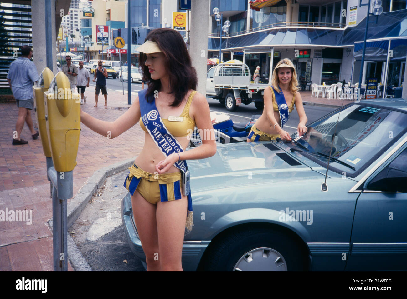 Queensland Australia Surfers Paradise Metro camareras vestidas en trajes de  baño bikini cojo de oro alimentan parquímetros Fotografía de stock - Alamy