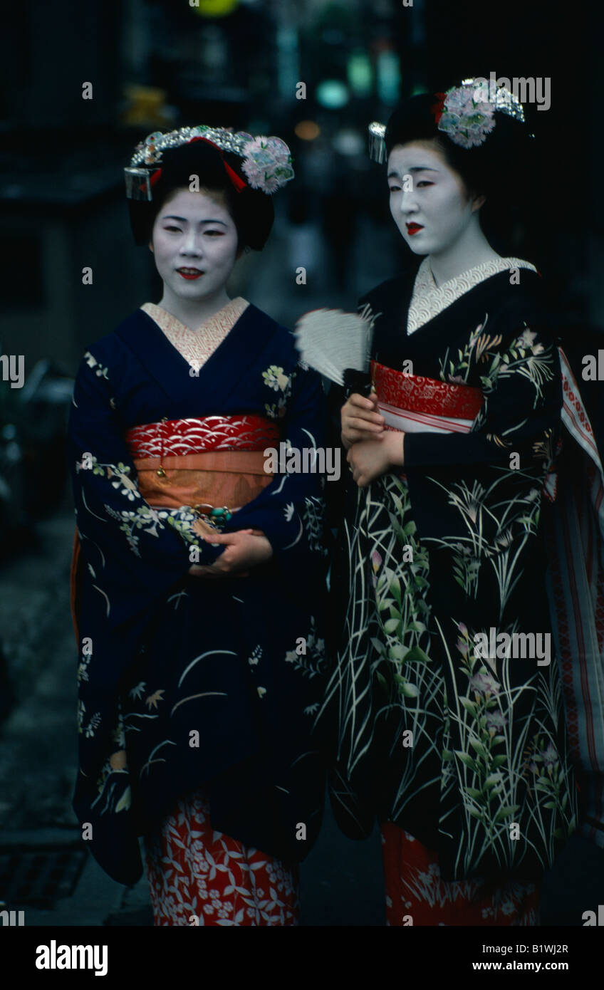 Dos de Gion de Kyoto en Japón maiko o aprendices de geisha en polvo blanco con rostros y labios pintados en rojo bordado ricamente vestidos de kimono Fotografía de stock - Alamy Dos de Gion de Kyoto en Japón maiko o aprendices de geisha en polvo blanco con rostros y labios pintados en rojo bordado ricamente vestidos de kimono Fotografía de stock - Alamy