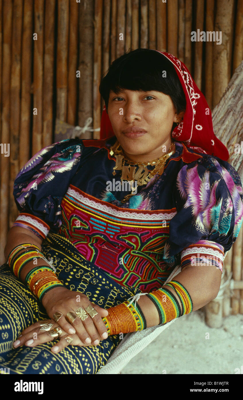 Panamá América Central San Blas tribu indígena retrato de una mujer indígena Kuna en hamaca con joyas de oro Foto de stock