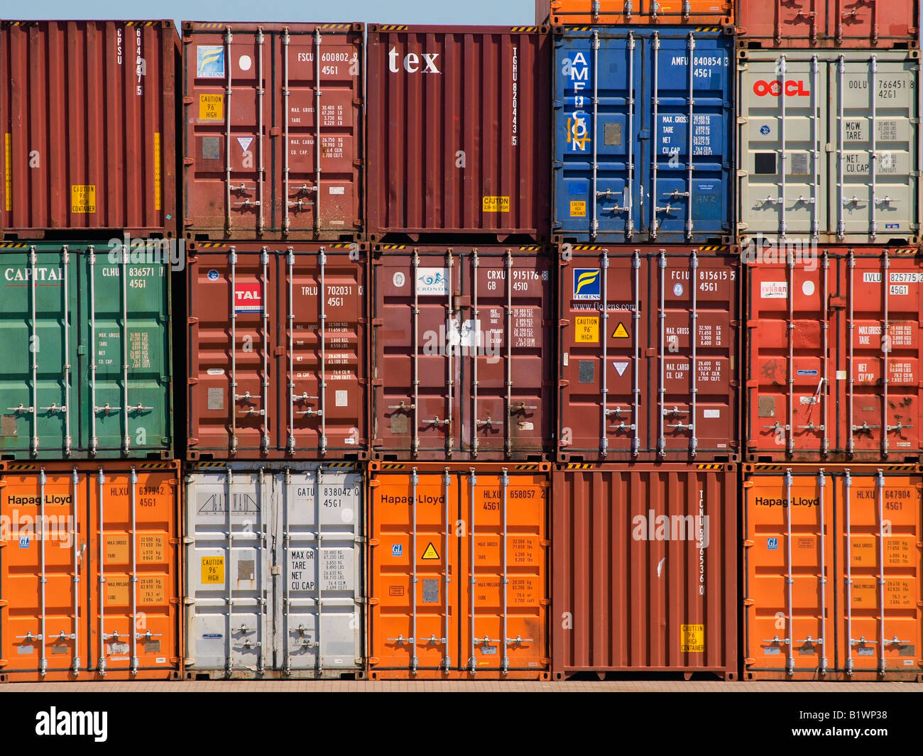 Varios contenedores apilados puerto de Amberes Bélgica Foto de stock
