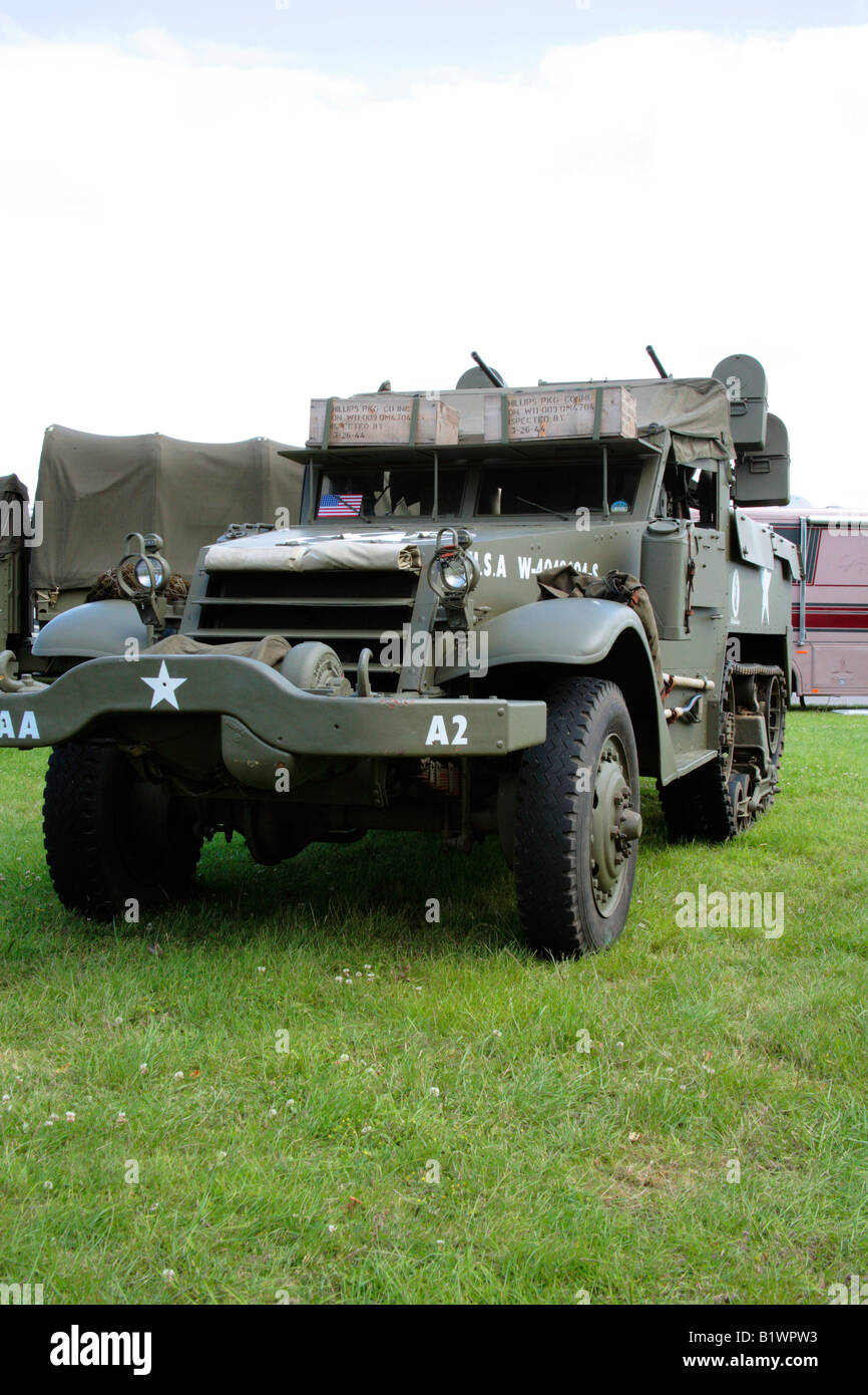 Mitad internacional vía vehículo militar Foto de stock