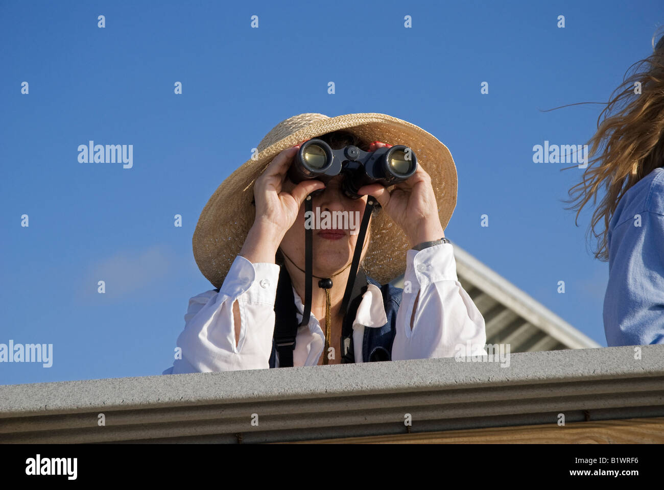 Binoculares para observación de aves fotografías e imágenes de alta  resolución - Alamy