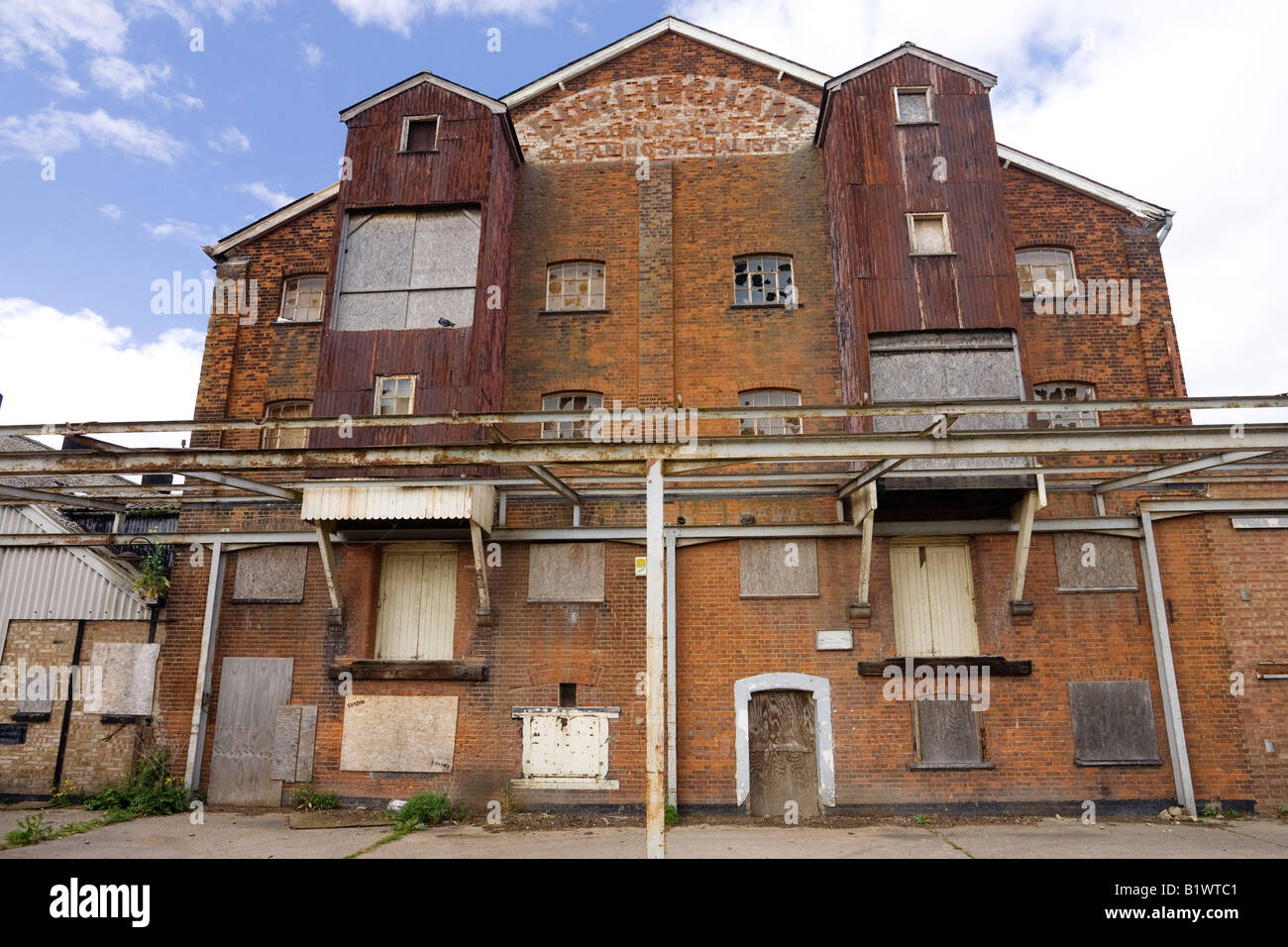 El viejo George Burlingham abandonados & Sons Ltd almacén en Bury St Edmunds, Suffolk, Reino Unido Foto de stock