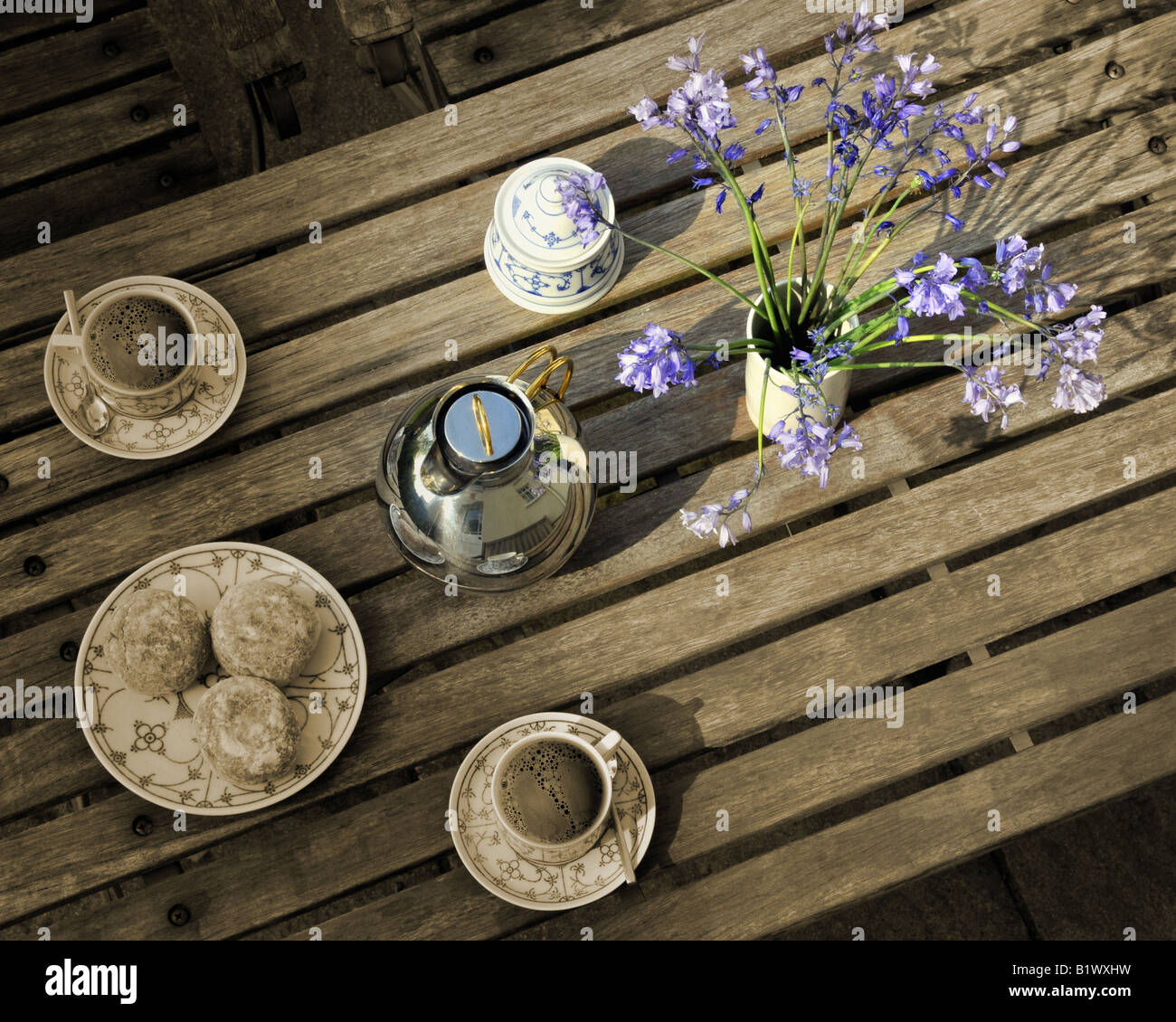 Estilo de vida: mesa de café con flores. Foto de stock