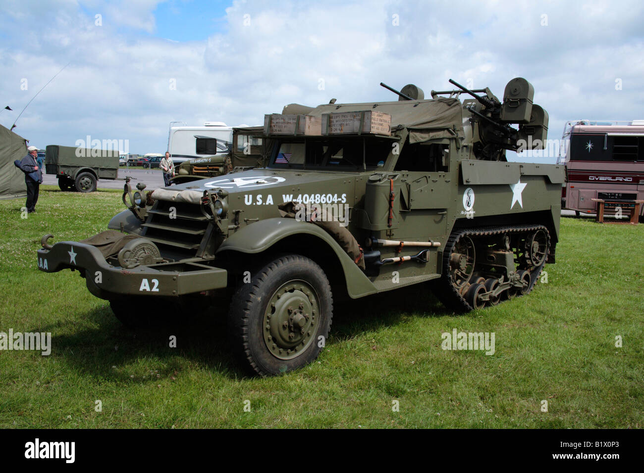 Mitad internacional vía vehículo militar Foto de stock
