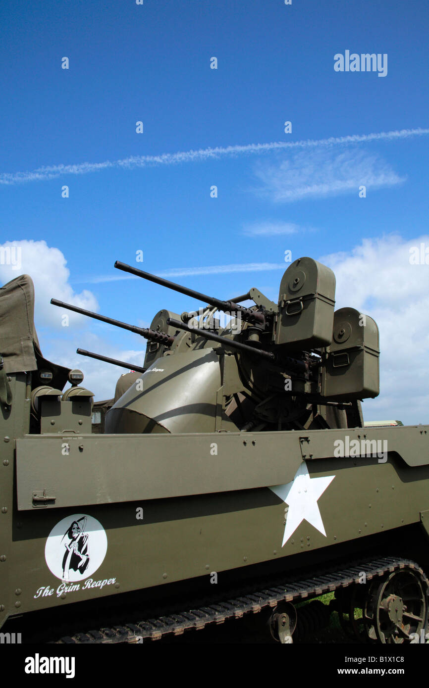 Cañones antiaéreos en un M3 de media vía Foto de stock