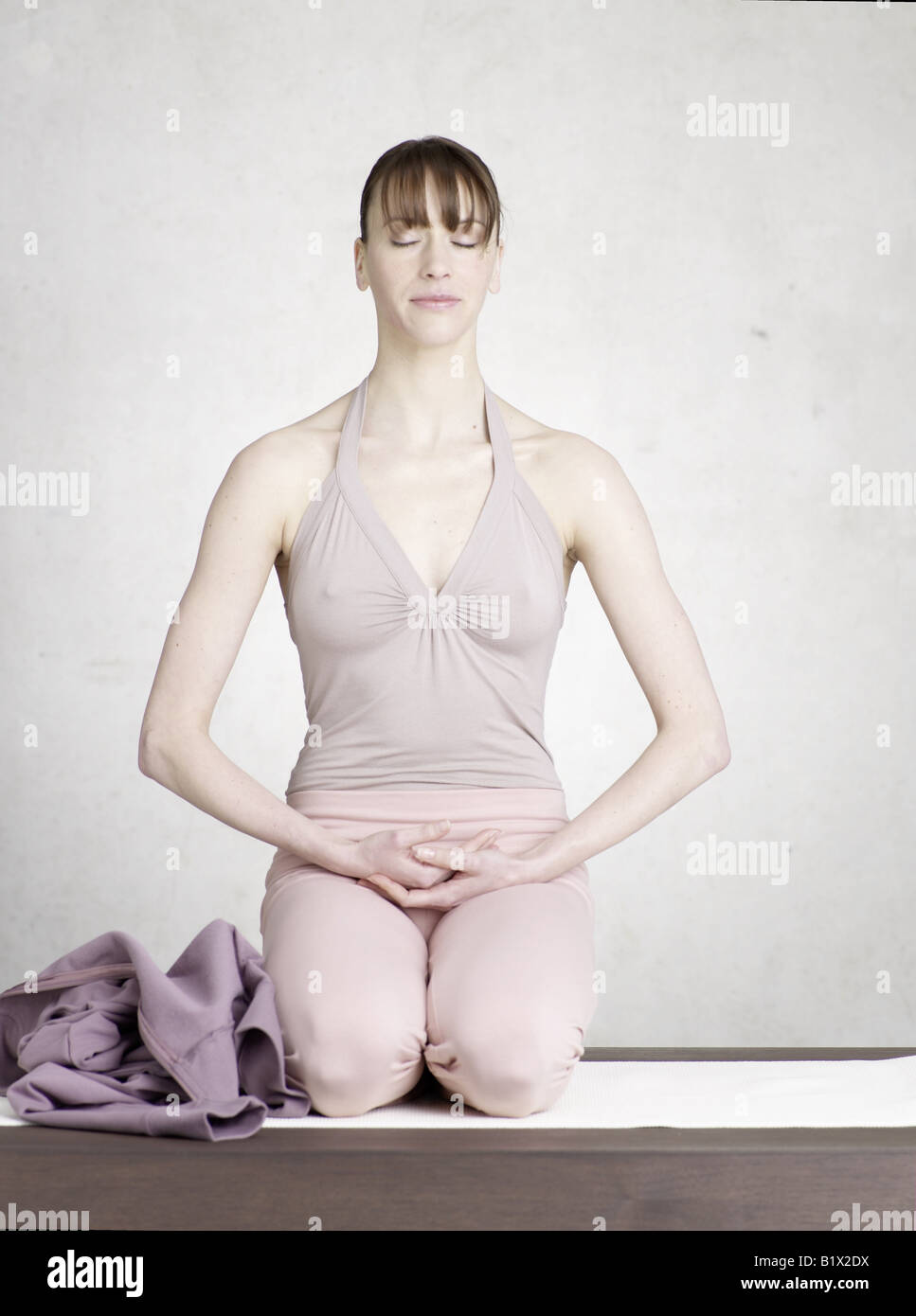 Frau bei Yoga Übung Foto de stock