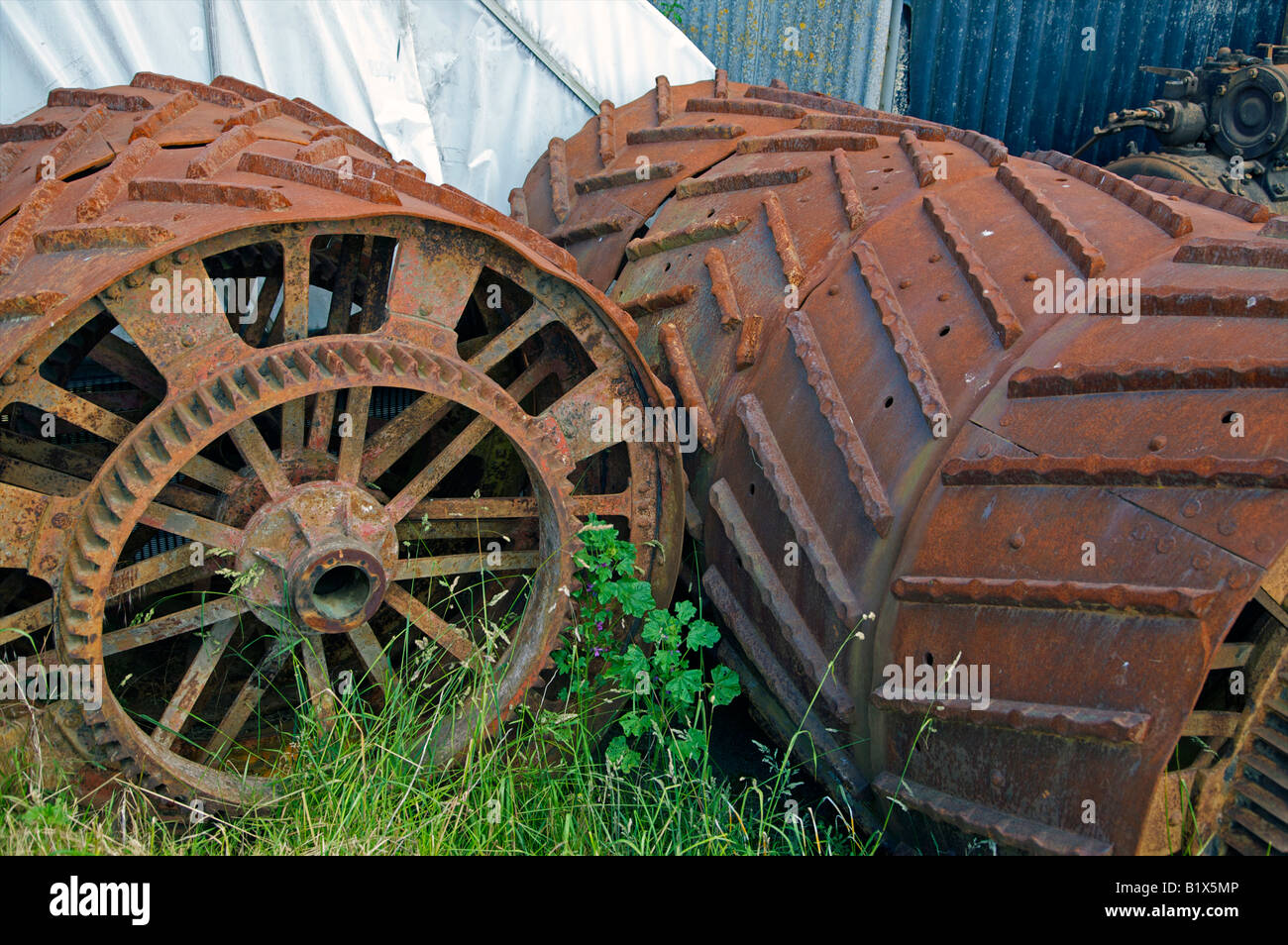 Antiguas ruedas de hierro Fotografía de stock - Alamy