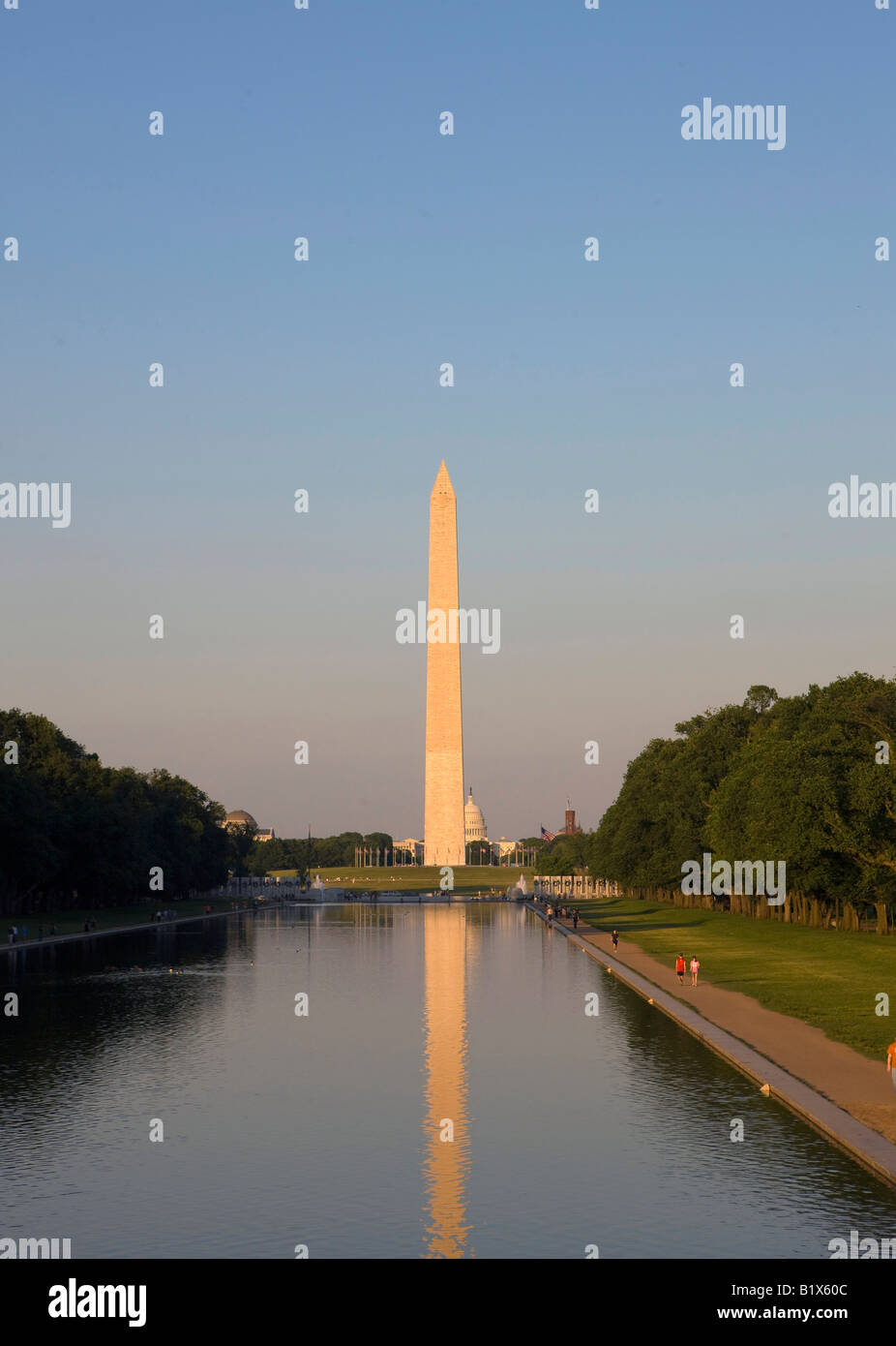 El Monumento a Washington y la piscina reflectante en el crepúsculo del atardecer National Mall y parques memorial Washington DC, Estados Unidos de América Foto de stock