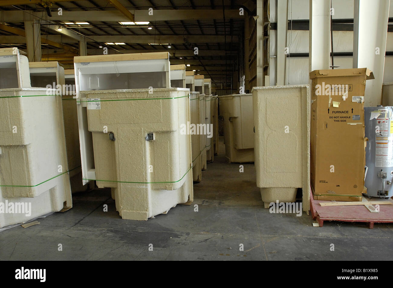 Línea de cabinas de ducha de fibra de vidrio de la fábrica de una casa manufacturada construcción de planta Foto de stock