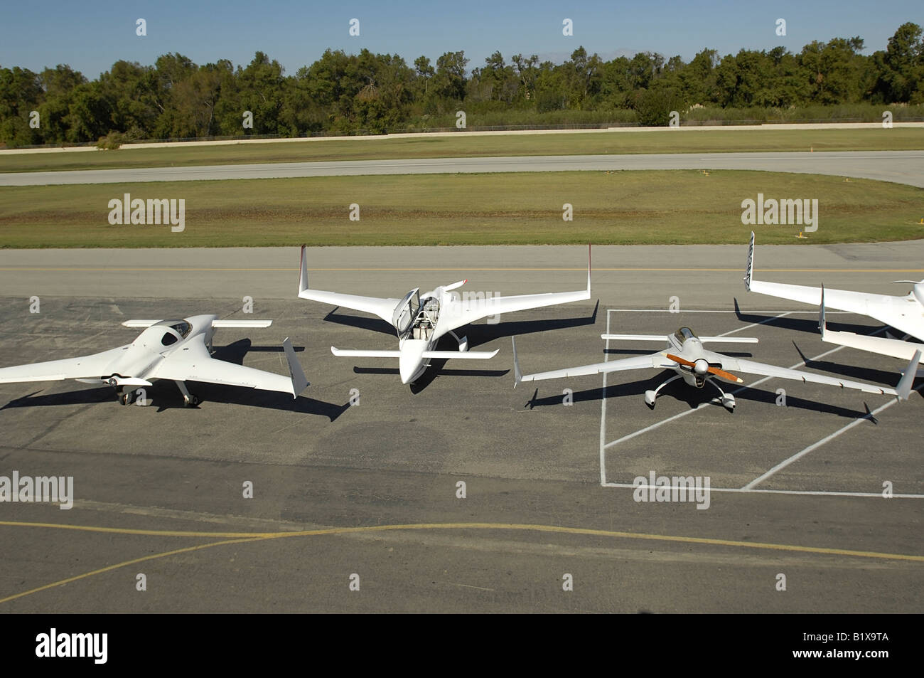 Un manojo de costumbre construido homebuilt avión experimental. Estas Rutan style 'Canard empujadores" son conocidos por la parte trasera del motor. Foto de stock