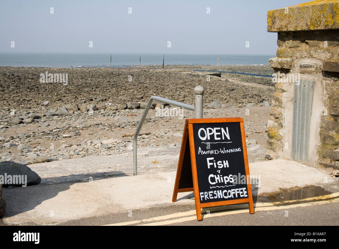 Abra- Fish & Chips situados delante de la playa entrada Foto de stock