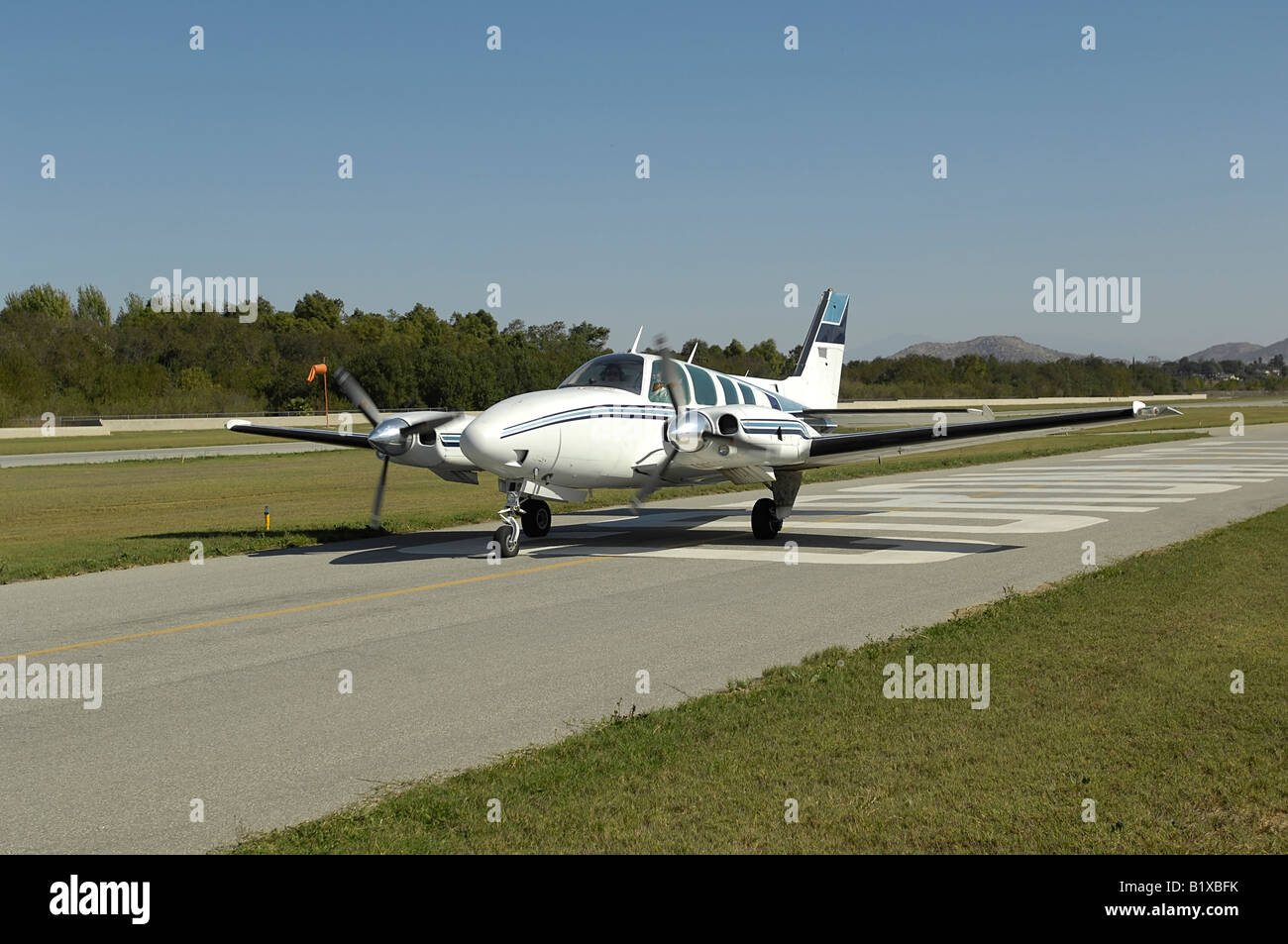 Beech 58TC Baron taxis fuera para el despegue en un pequeño aeropuerto del sur de California Foto de stock