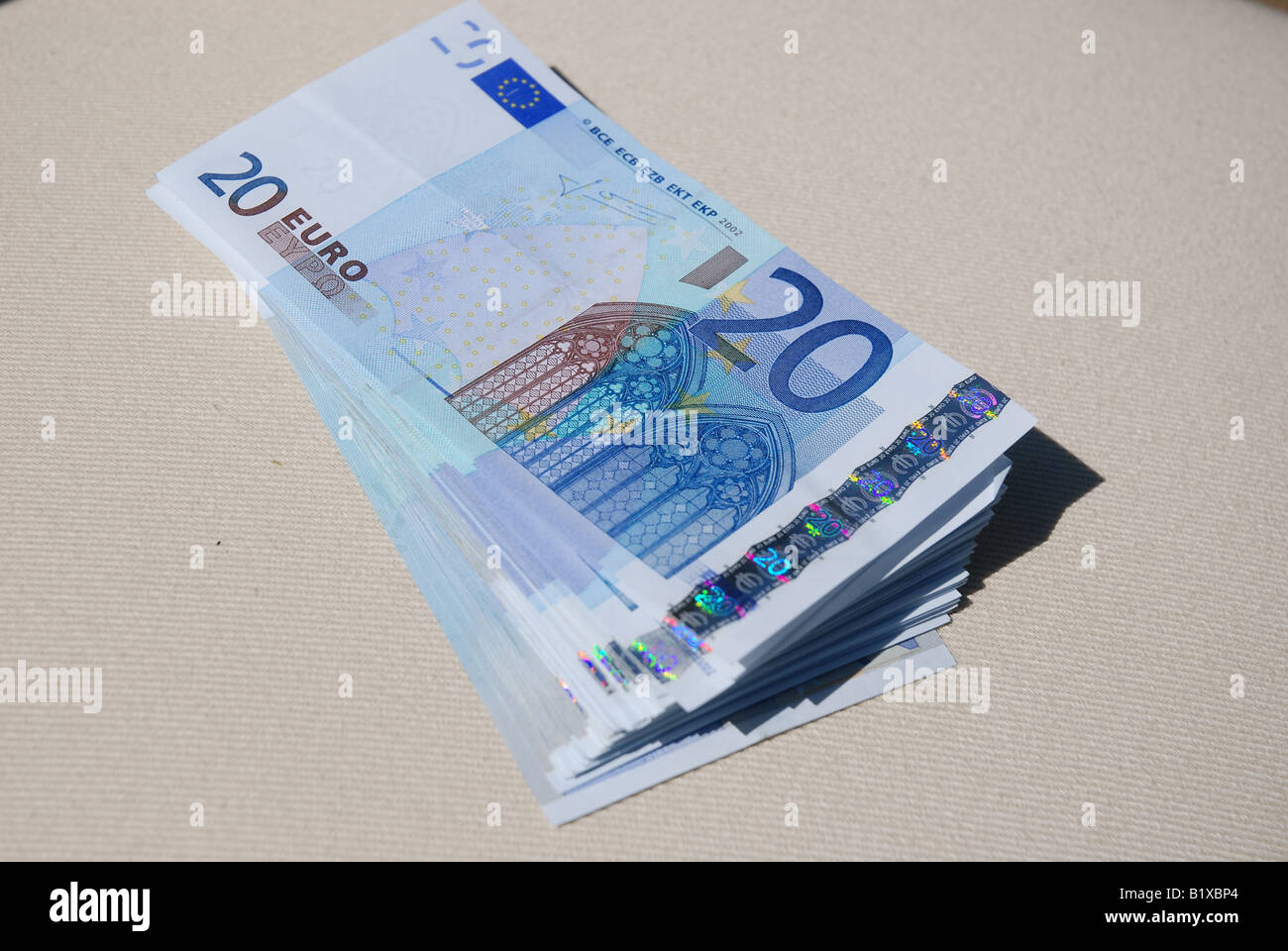 Un fajo de billetes de veinte euros Foto de stock
