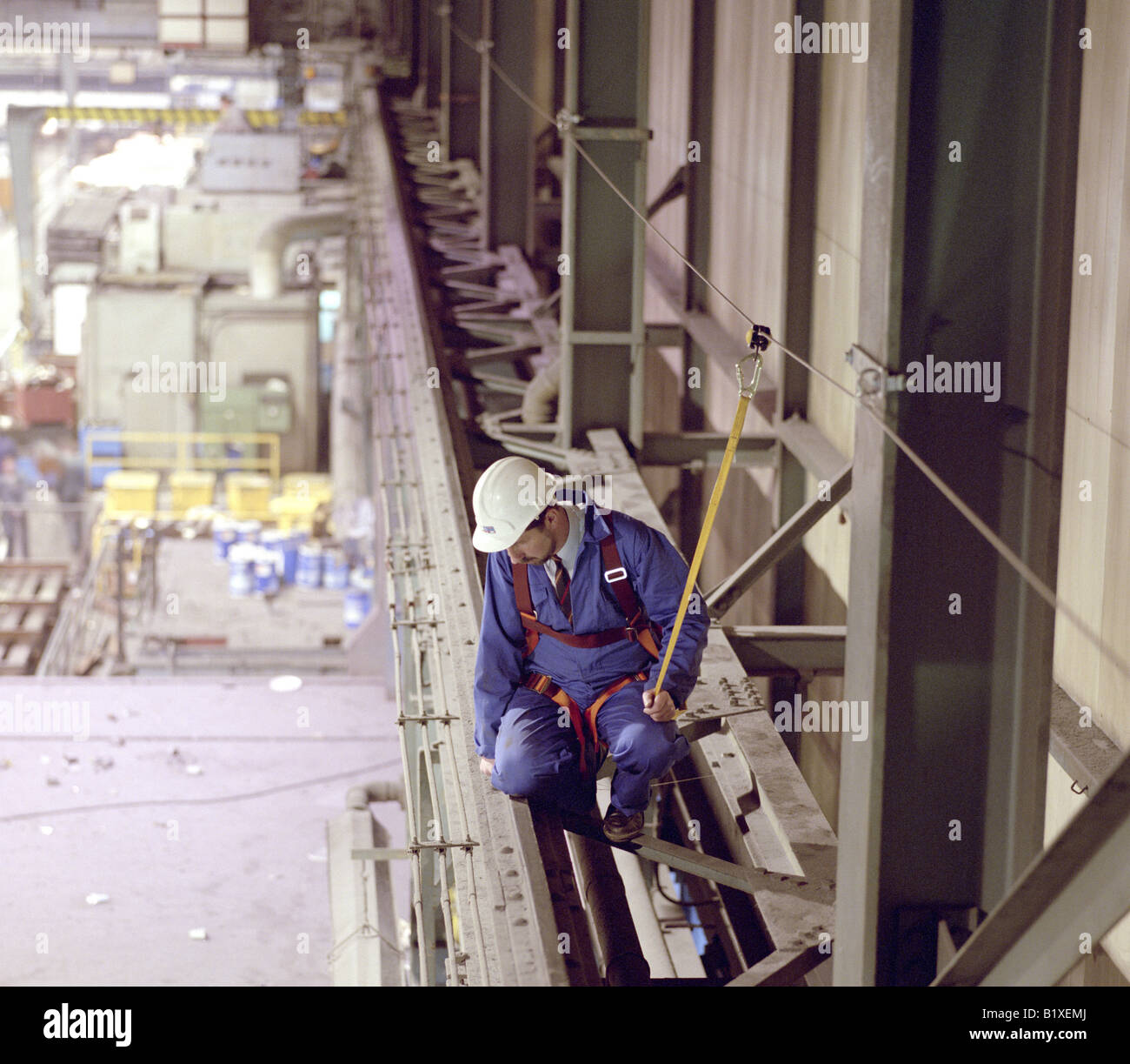 Ingeniero encima de fábrica utilizando un arnés de seguridad y línea de  seguridad Fotografía de stock - Alamy