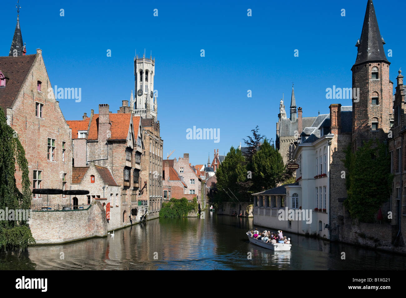 Viaje en barco por el canal, en el casco antiguo de Brujas, Bélgica Foto de stock
