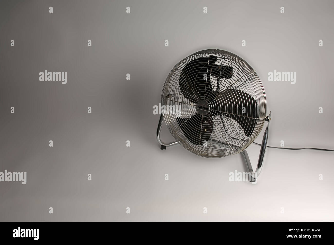 El ventilador hace circular el aire en vez de un acondicionador de aire. Foto de stock