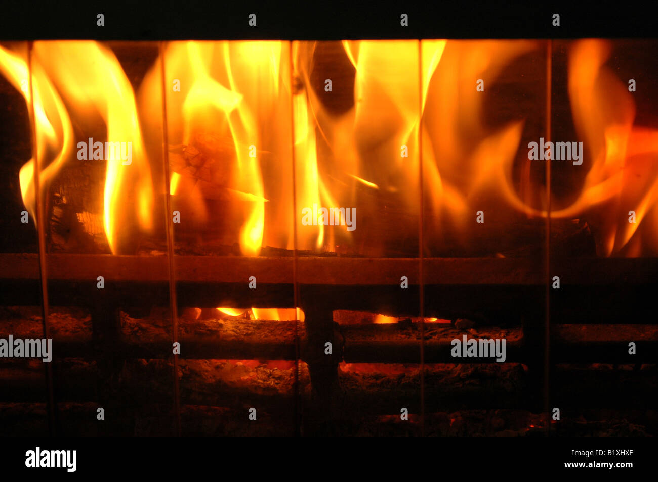 El fuego arde dentro de un calentador de madera Fotografía de stock - Alamy