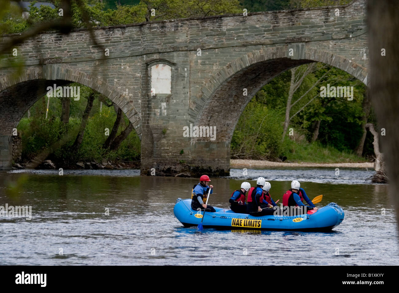 White water rafting en el río Tay, Aberfeldy Fotografía de stock Alamy