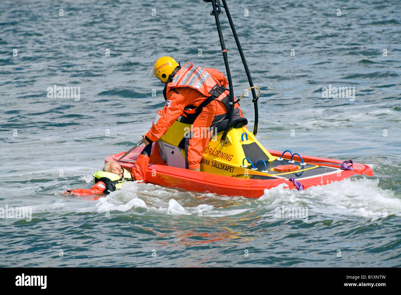 Salvamento Marítimo barquero guarda persona afligida y obtiene de él su  fuera del agua con facilidad y velocidad Fotografía de stock - Alamy
