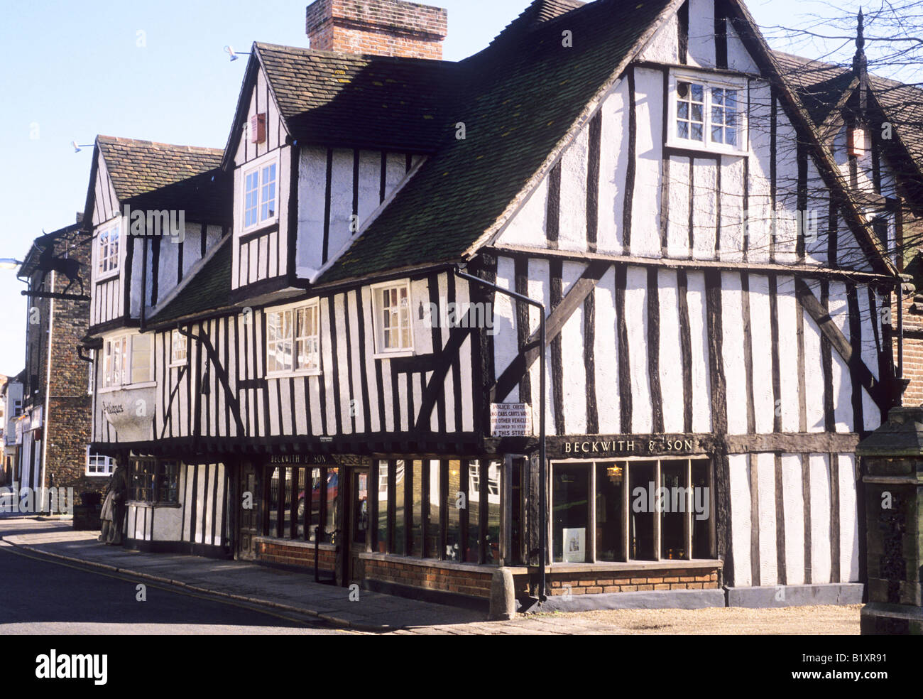 Antigua casa Vergers Hertford entramado de madera del siglo XV Inglés arquitectura doméstica que sobresale por encima de la calle en blanco y negro Foto de stock