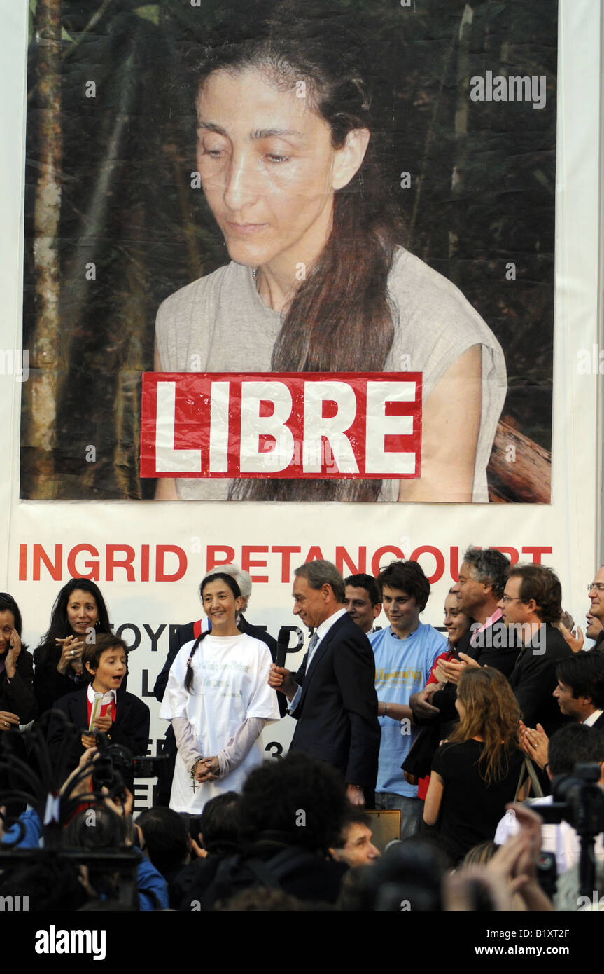 Ex rehén Ingrid Betancourt siendo recibidos por el alcalde de París, Bretrand Delanoe después de ser liberada de la guerrilla de las FARC. Foto de stock