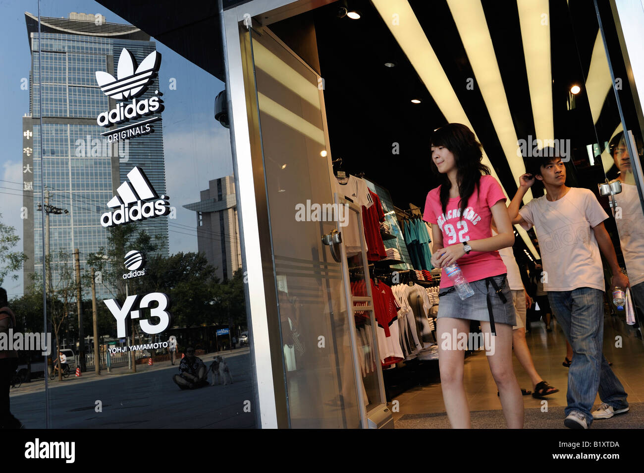 Adidas beijing china shopping fotografías de alta resolución - Alamy