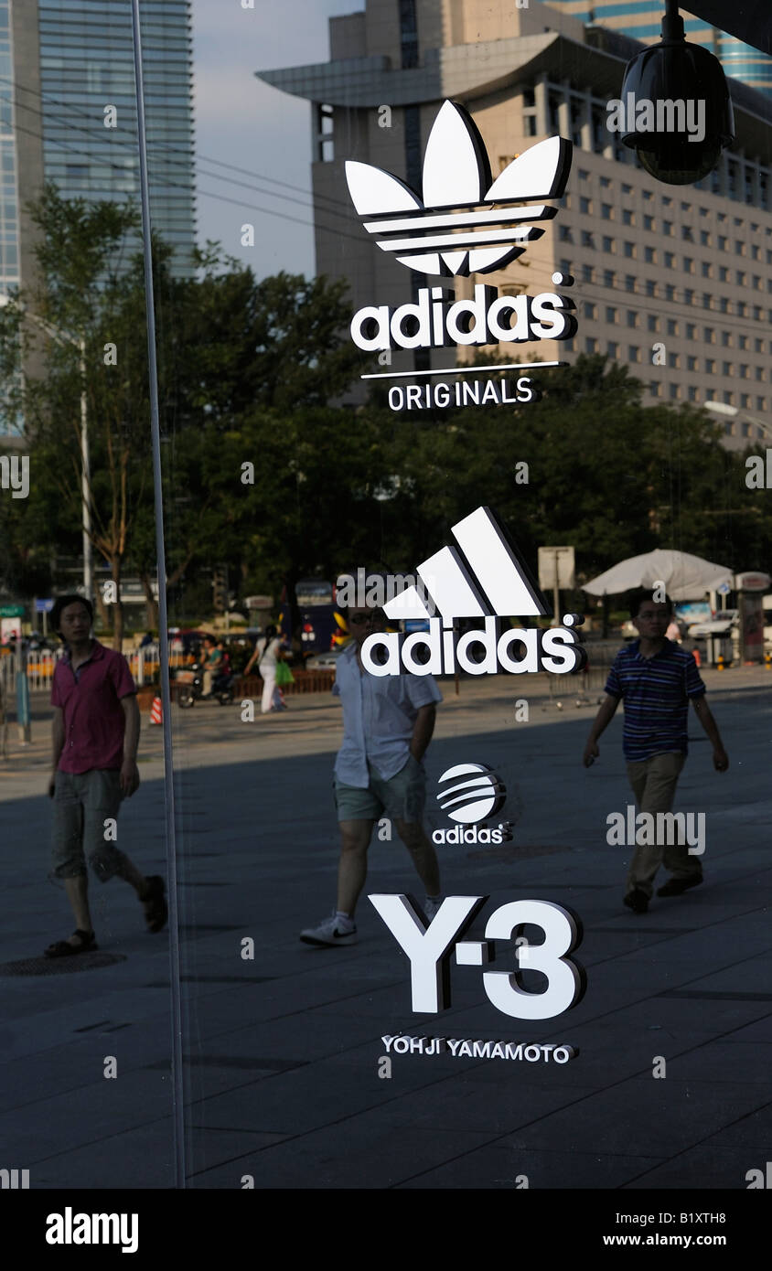 Adidas logo beijing china fotografías e imágenes de alta resolución - Alamy