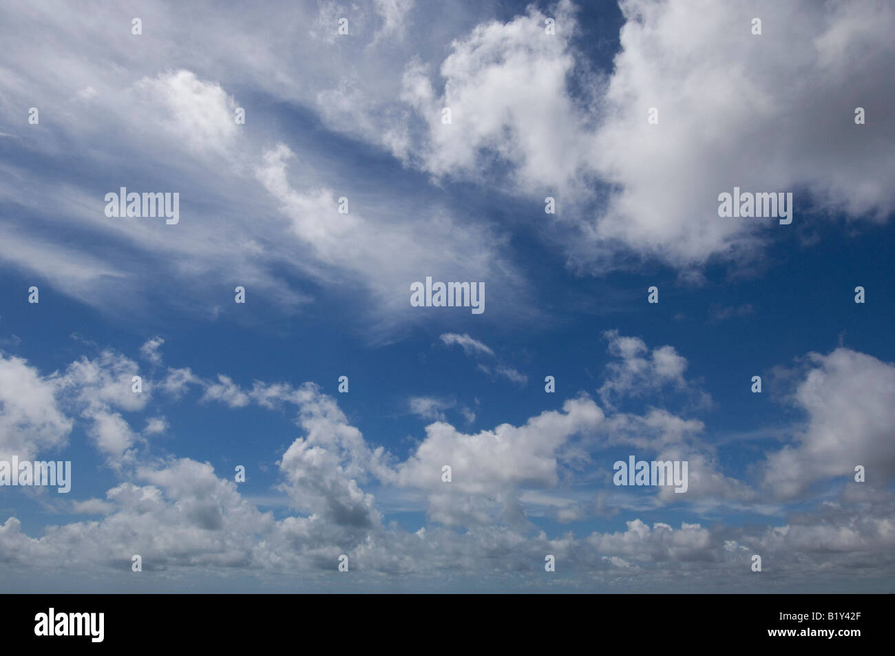 Cirros y cúmulos de nubes en el cielo azul a lo largo de Sussex, UK Foto de stock