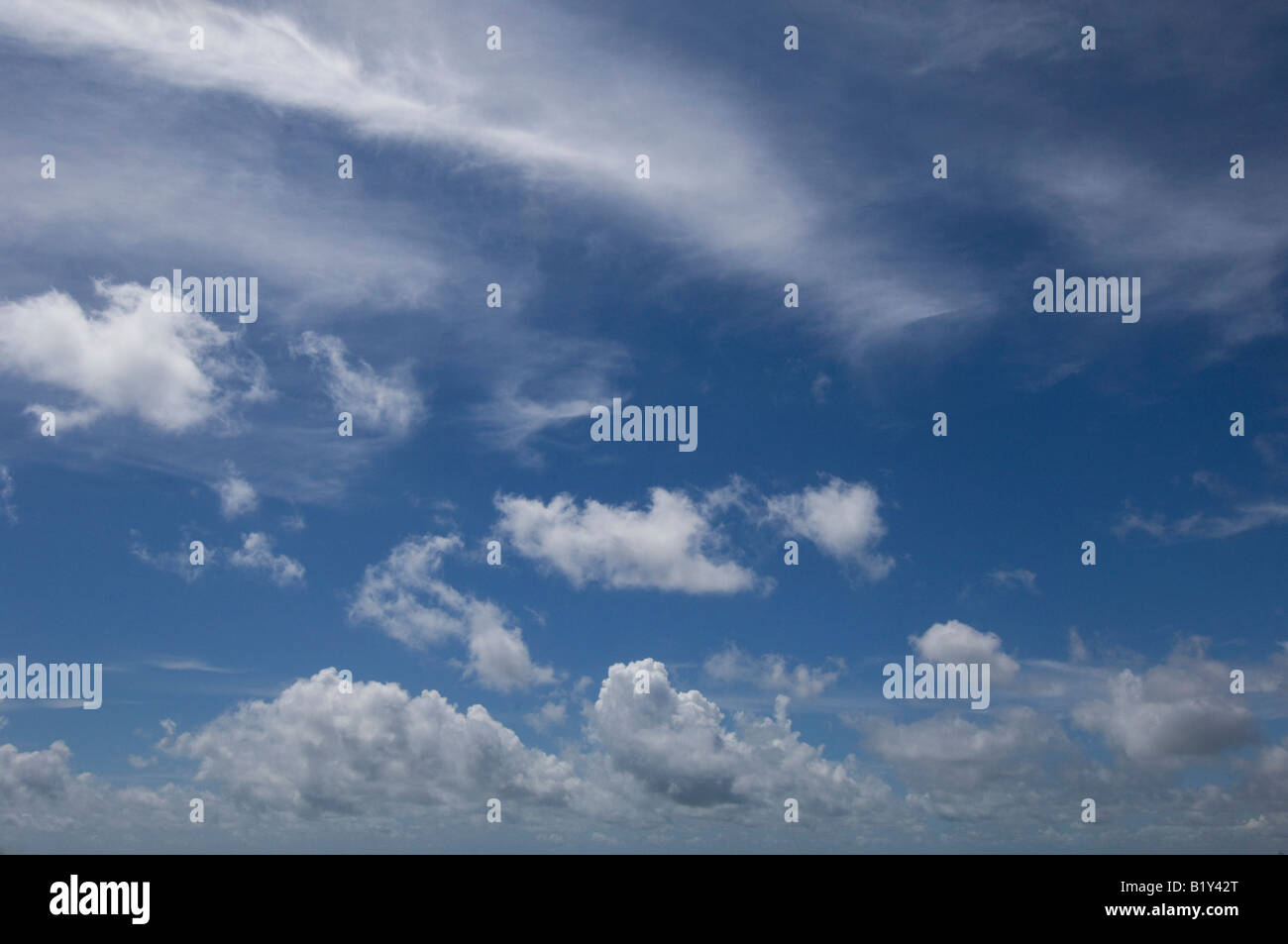 Cirros y cúmulos de nubes en el cielo azul a lo largo de Sussex, UK Foto de stock