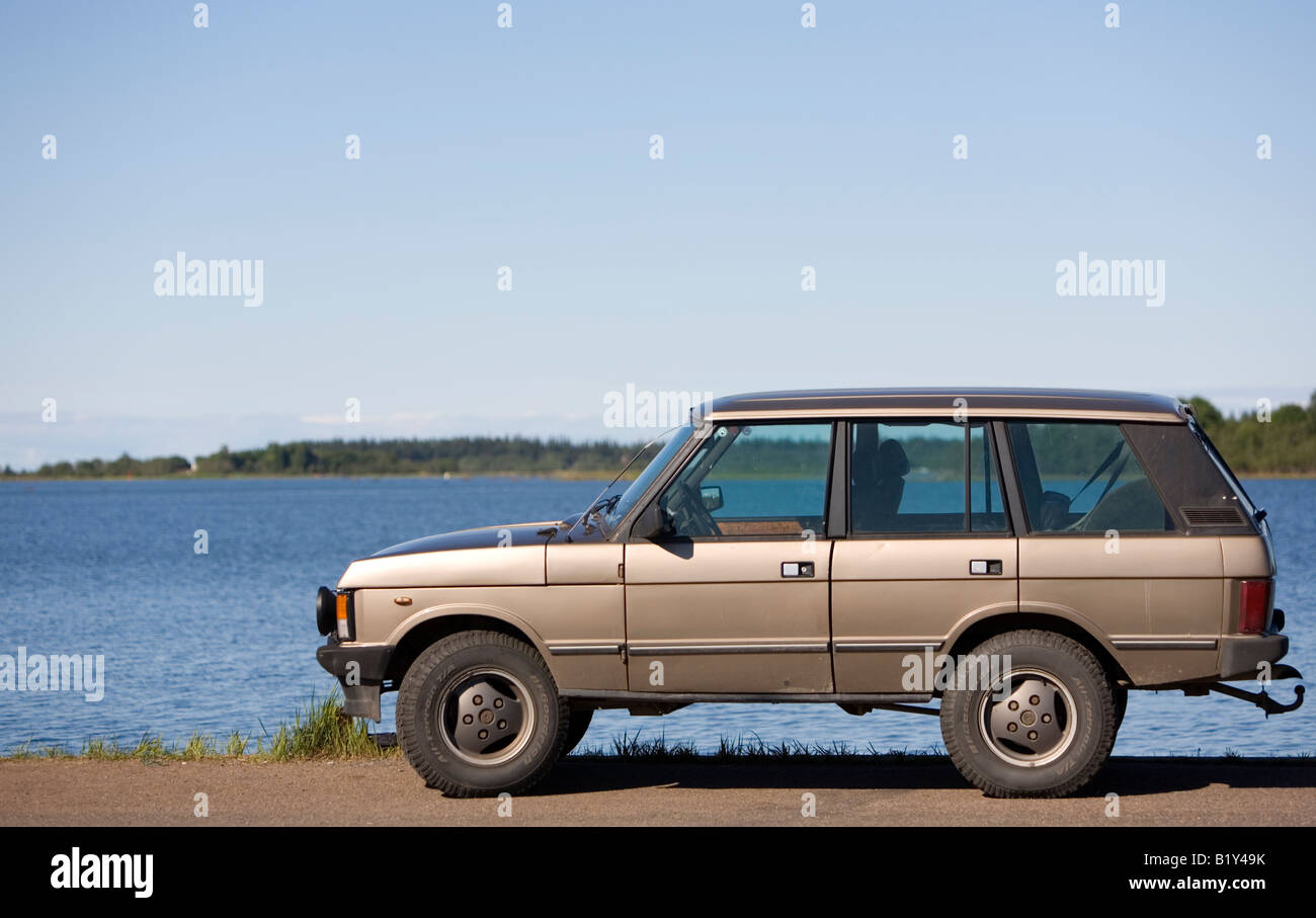 Range Rover estacionado frente al mar , Finlandia Foto de stock