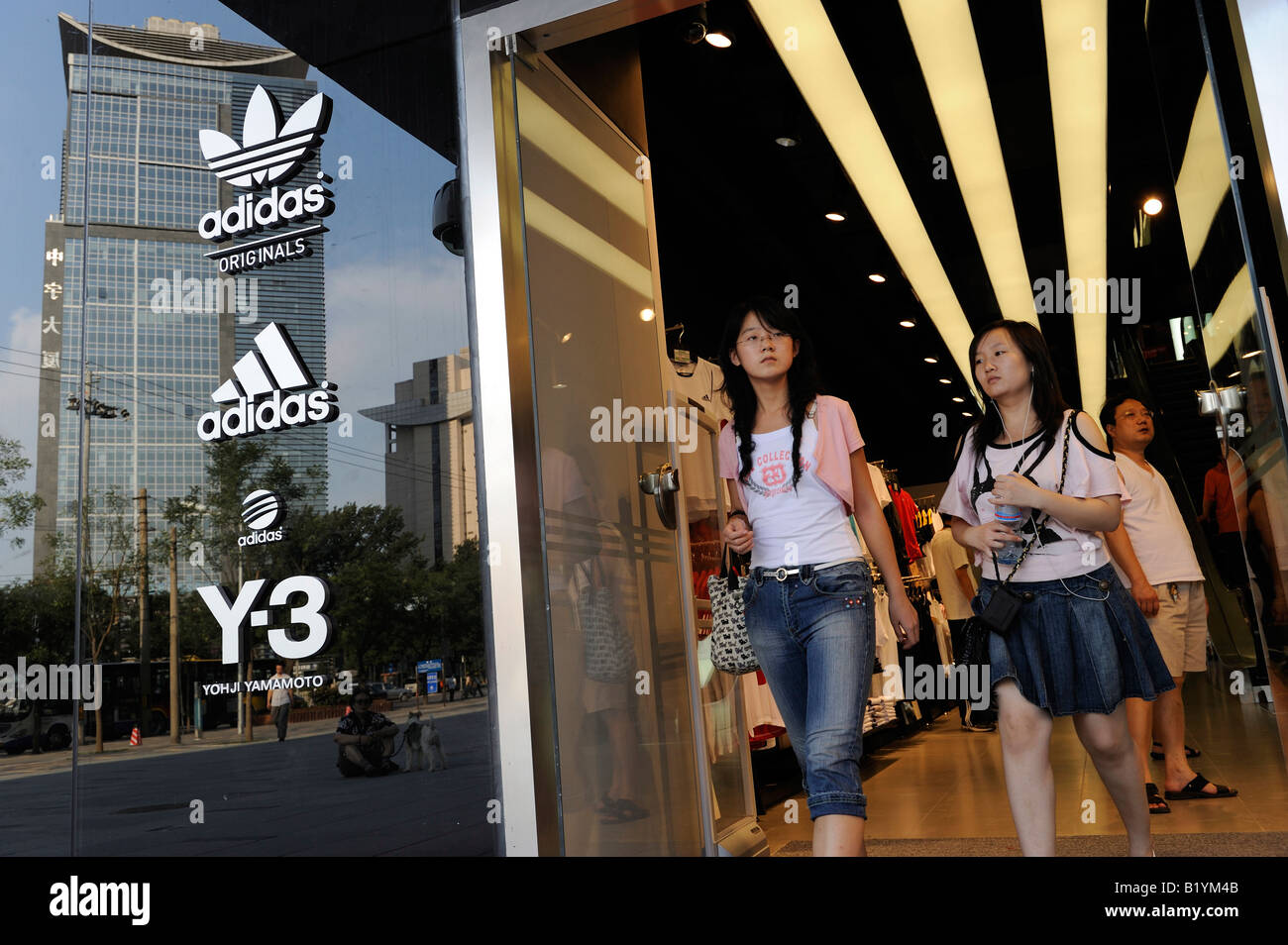 Progreso Diploma Sada La mayor salida de Adidas en el mundo abierto en Beijing, China.  06-Jul-2008 Fotografía de stock - Alamy