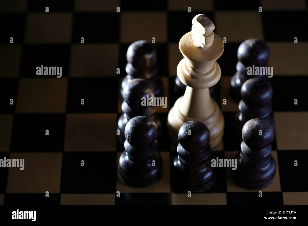 Chess,rodeado de soldados del rey Fotografía de stock - Alamy