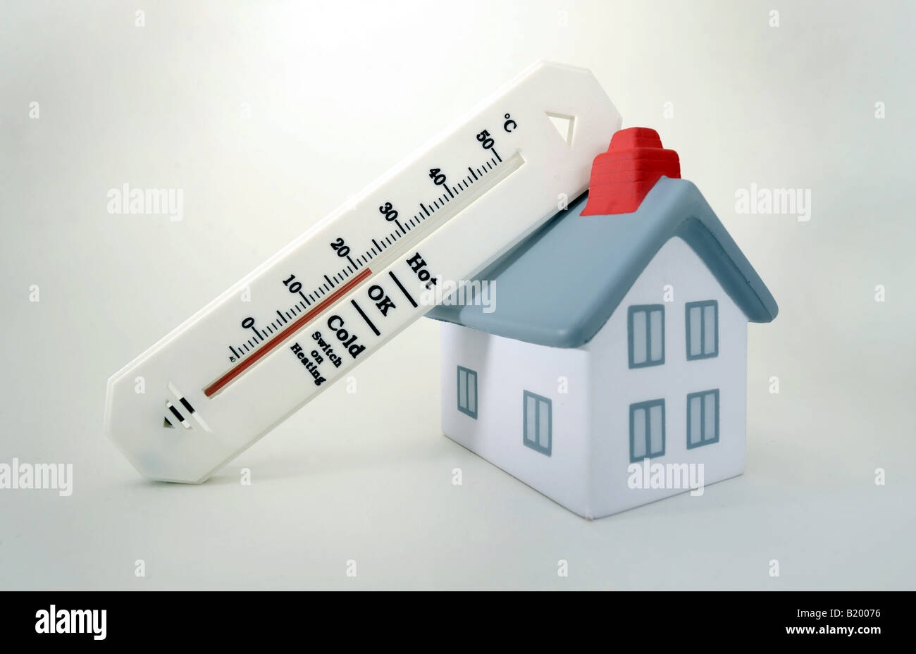 Casa con termómetro mostrando 20 grados centígrados, la temperatura de la  habitación,UK,británicos Fotografía de stock - Alamy