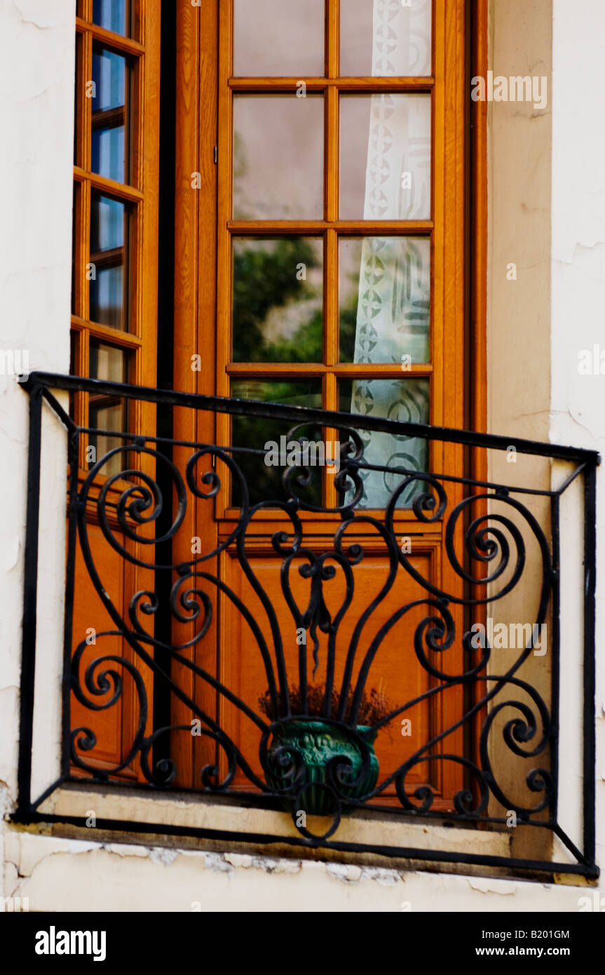 Las puertas del balcón de madera con barandilla de hierro en París, Francia  Fotografía de stock - Alamy