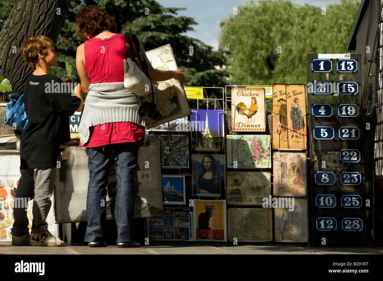 Arte y Presentoirs de Comptoir a lo largo del Sena en el Barrio Latino de París, Francia. Foto de stock