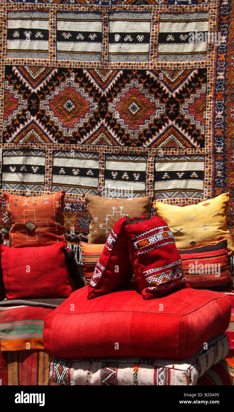 Coloridas alfombras y almohadones para la venta en tienda marroquí  Fotografía de stock - Alamy