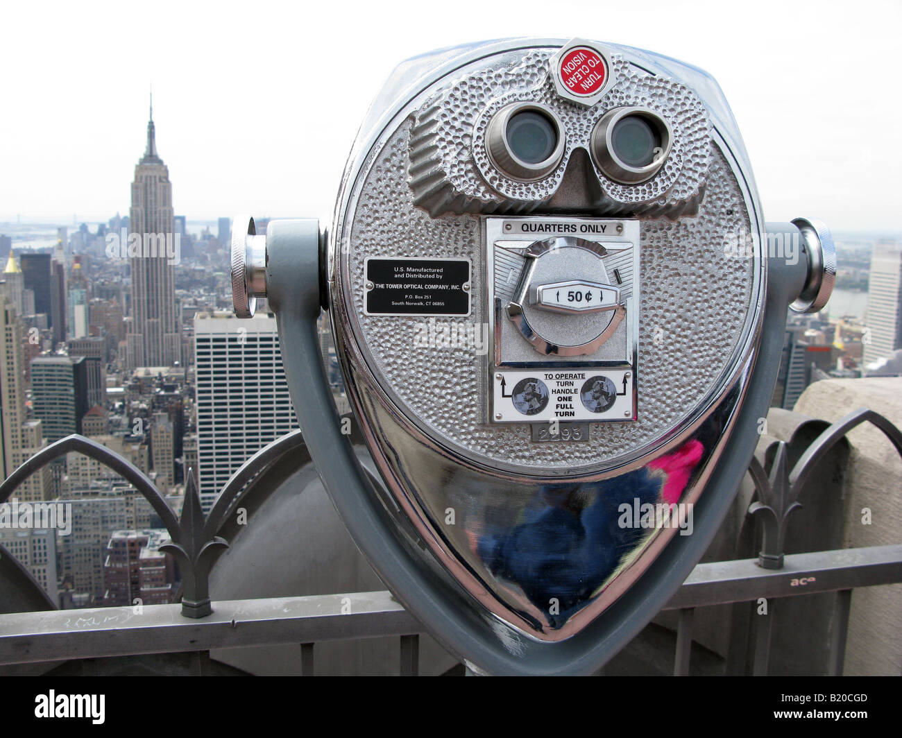 Visor mirando hacia el Empire State building desde la cima de la roca Observatorio en Rockefeller Center. Foto de stock