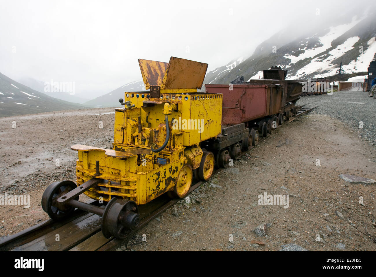 Las vías del ferrocarril y la minería los vagones en el momento de la independencia del estado de Minas Parque Histórico, Hatcher Pass, Alaska, EE.UU. Foto de stock