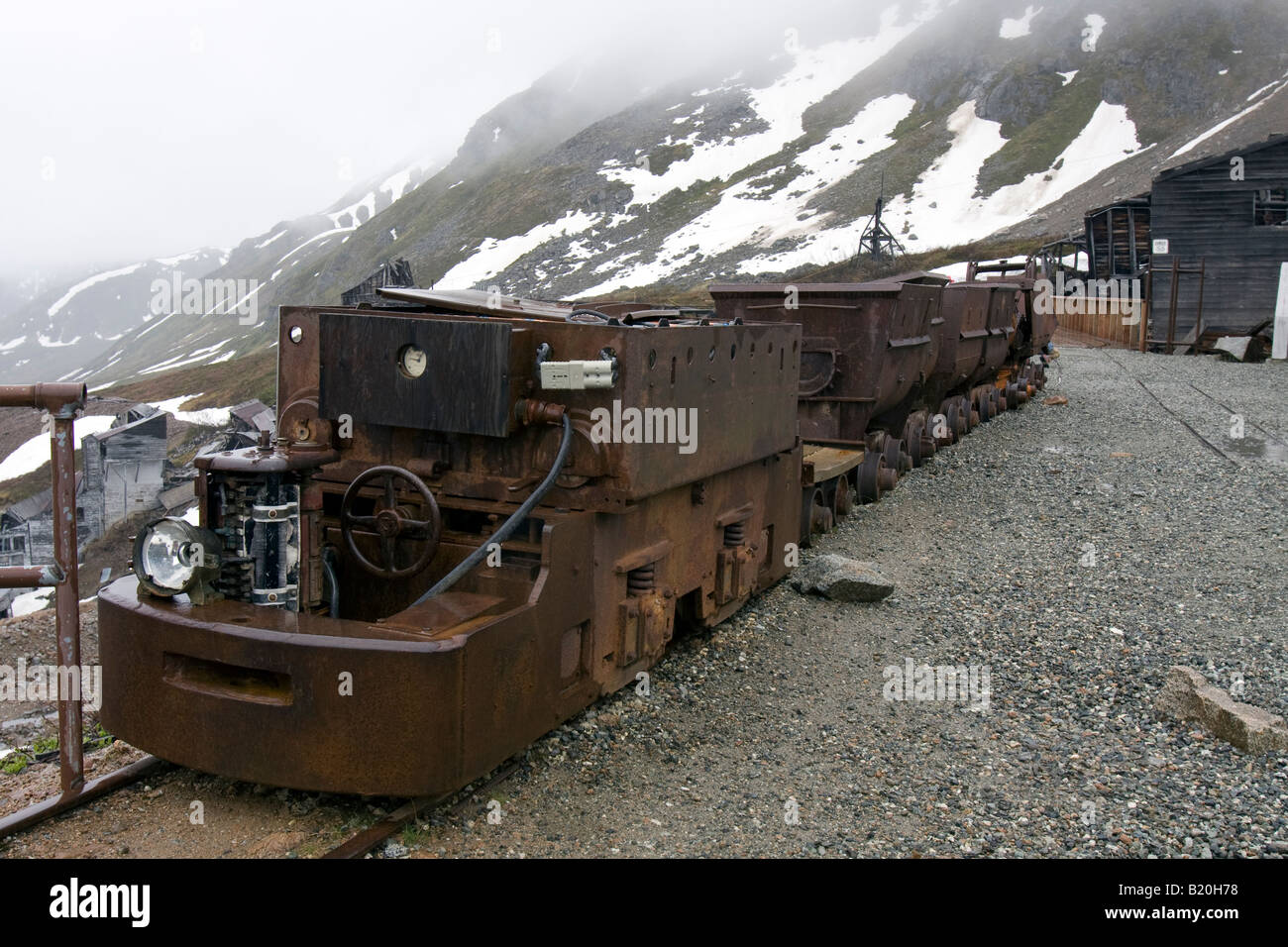 Las vías del ferrocarril y la minería los vagones en el momento de la independencia del estado de Minas Parque Histórico, Hatcher Pass, Alaska, EE.UU. Foto de stock